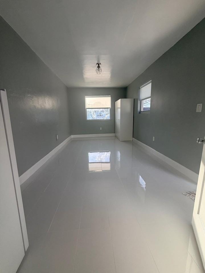 2240 Sw 43rd Ave - Photo 5 of 7