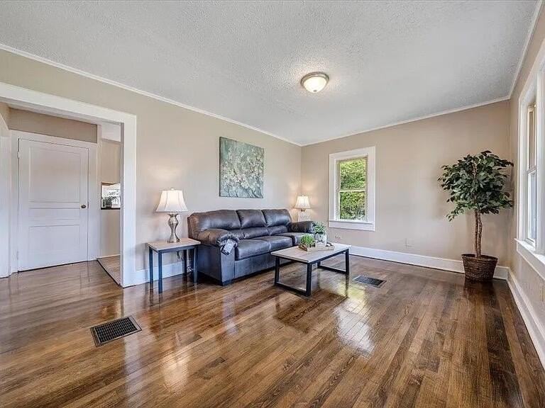 1735 20th St Ne - Photo 2 of 14