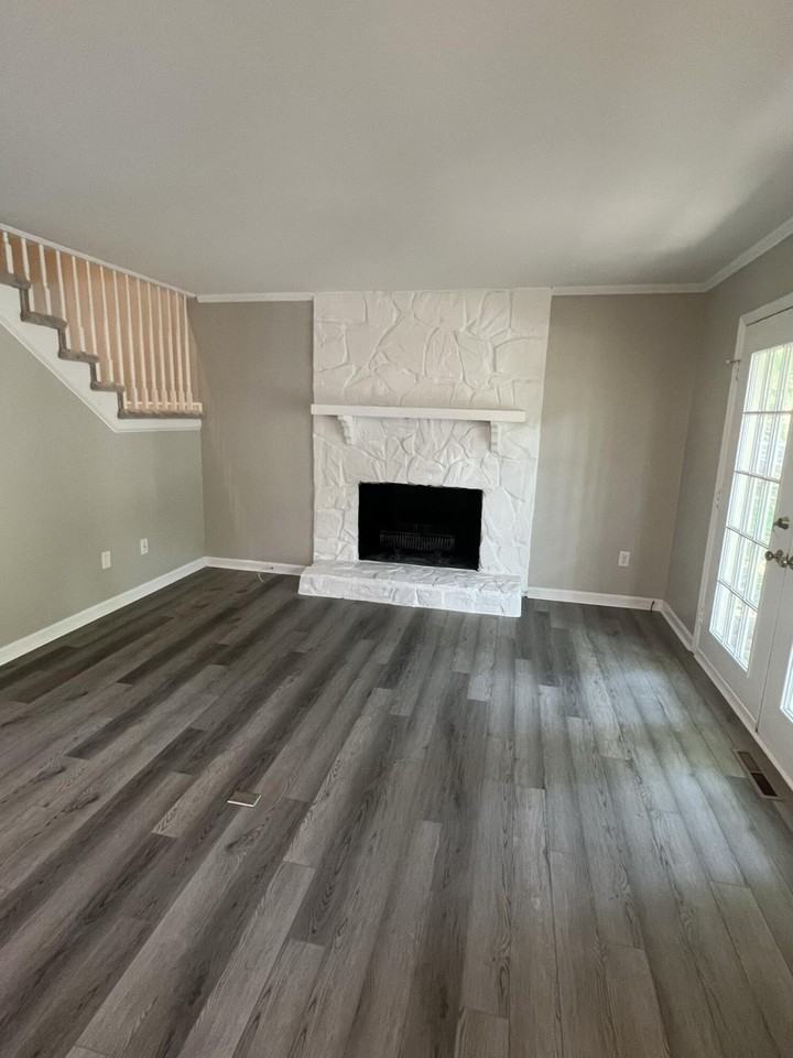 3413 Stonehenge Sq - Photo 4 of 12