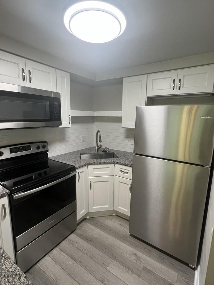 3413 Stonehenge Sq - Photo 6 of 12