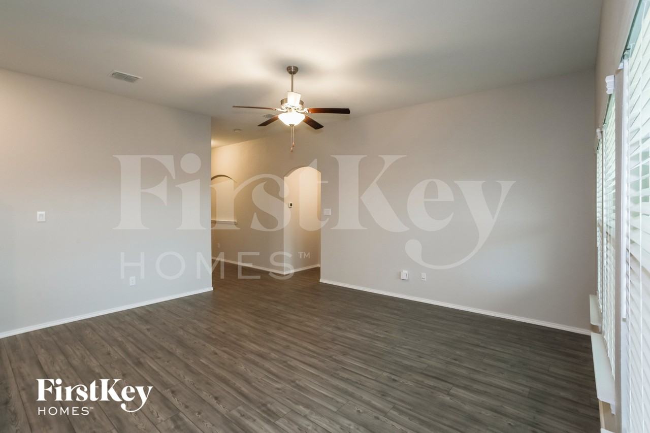 301 Saguaro Dr - Photo 2 of 15