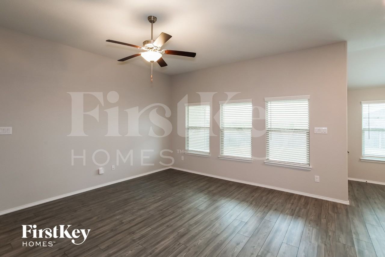 301 Saguaro Dr - Photo 3 of 15