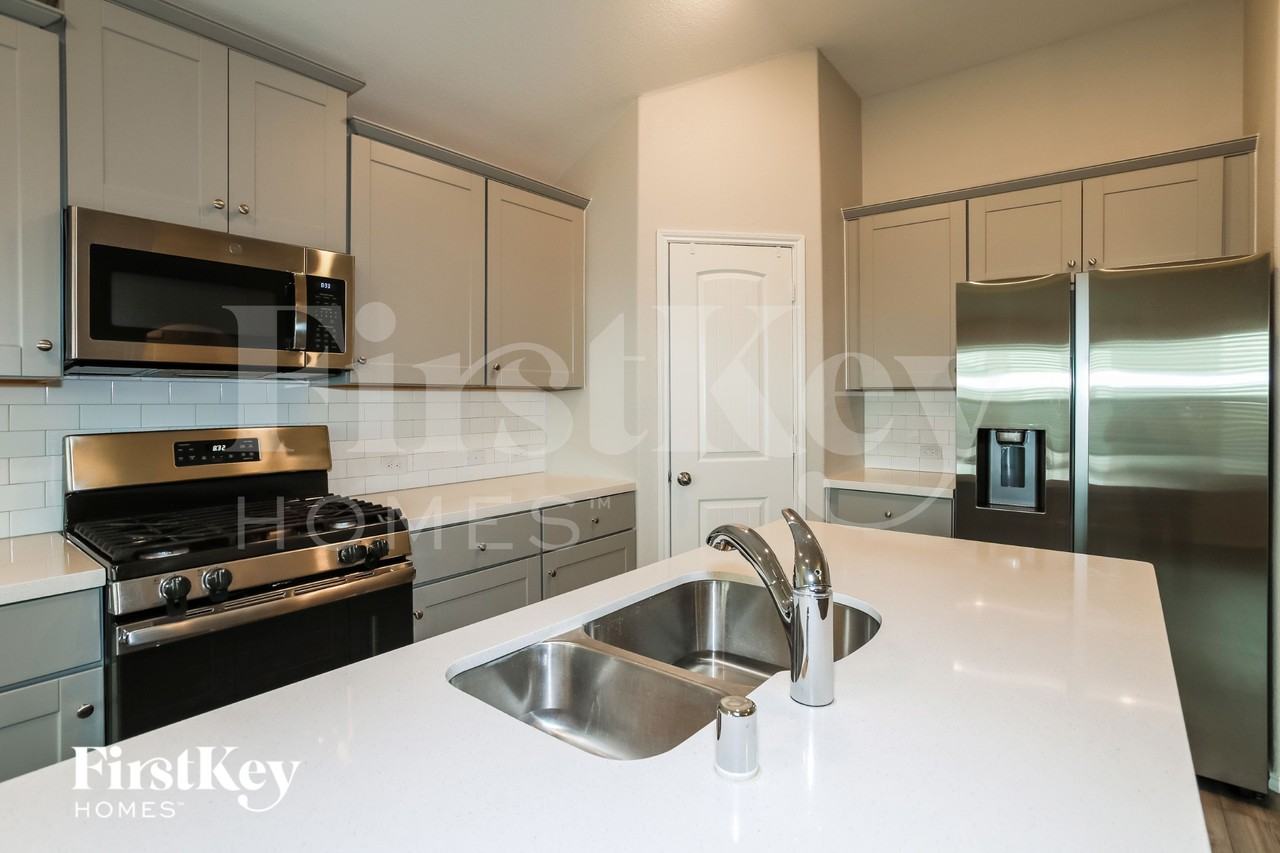 301 Saguaro Dr - Photo 4 of 15