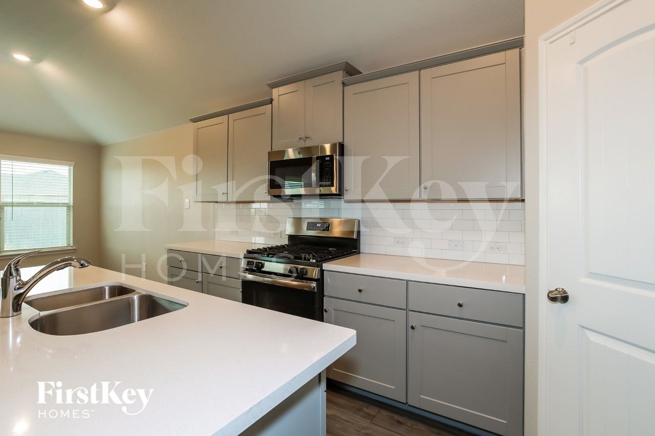 301 Saguaro Dr - Photo 5 of 15