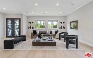 19148 Oxnard St - Photo 3 of 8