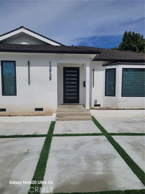 13939 Sylvan St - Photo 3 of 8