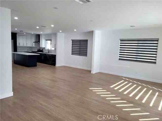 13939 Sylvan St - Photo 7 of 8