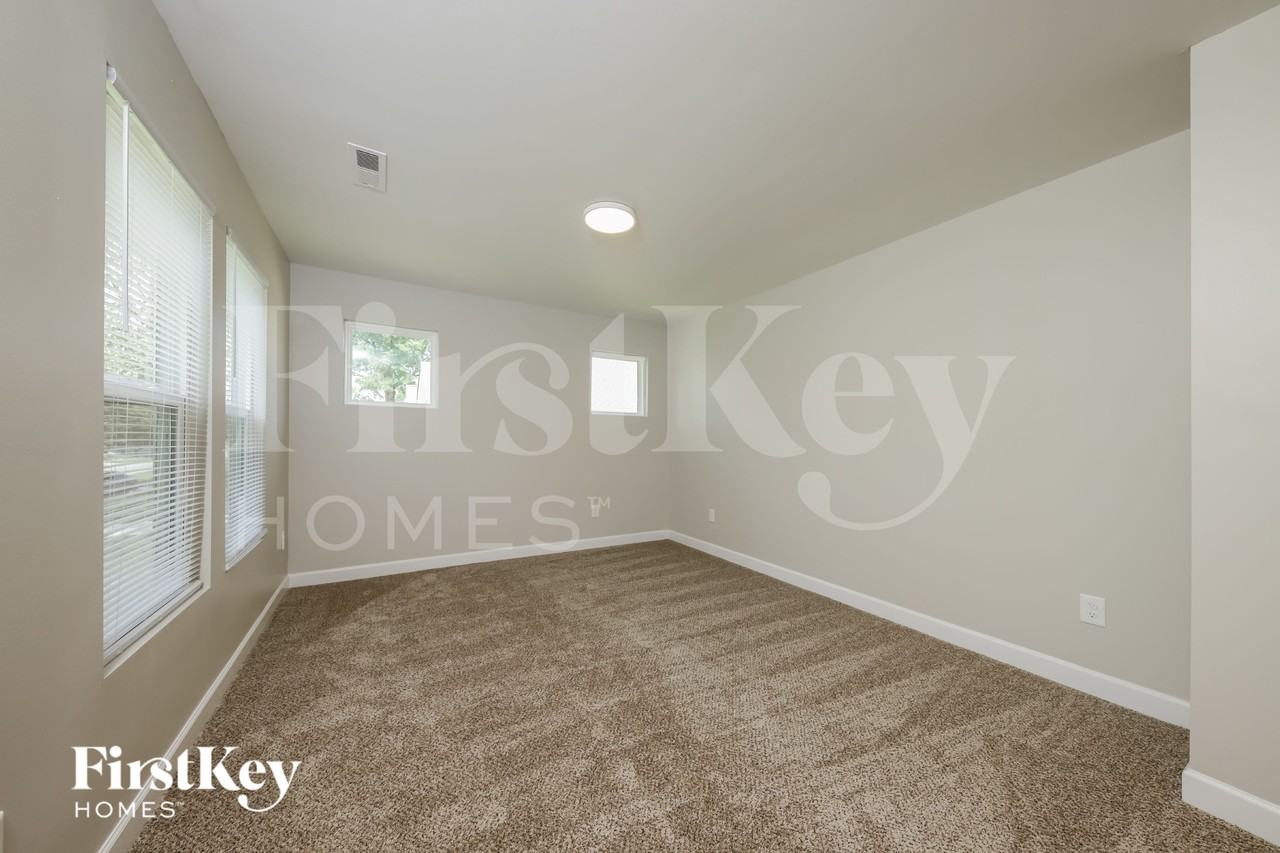 1106 Julian St - Photo 3 of 14