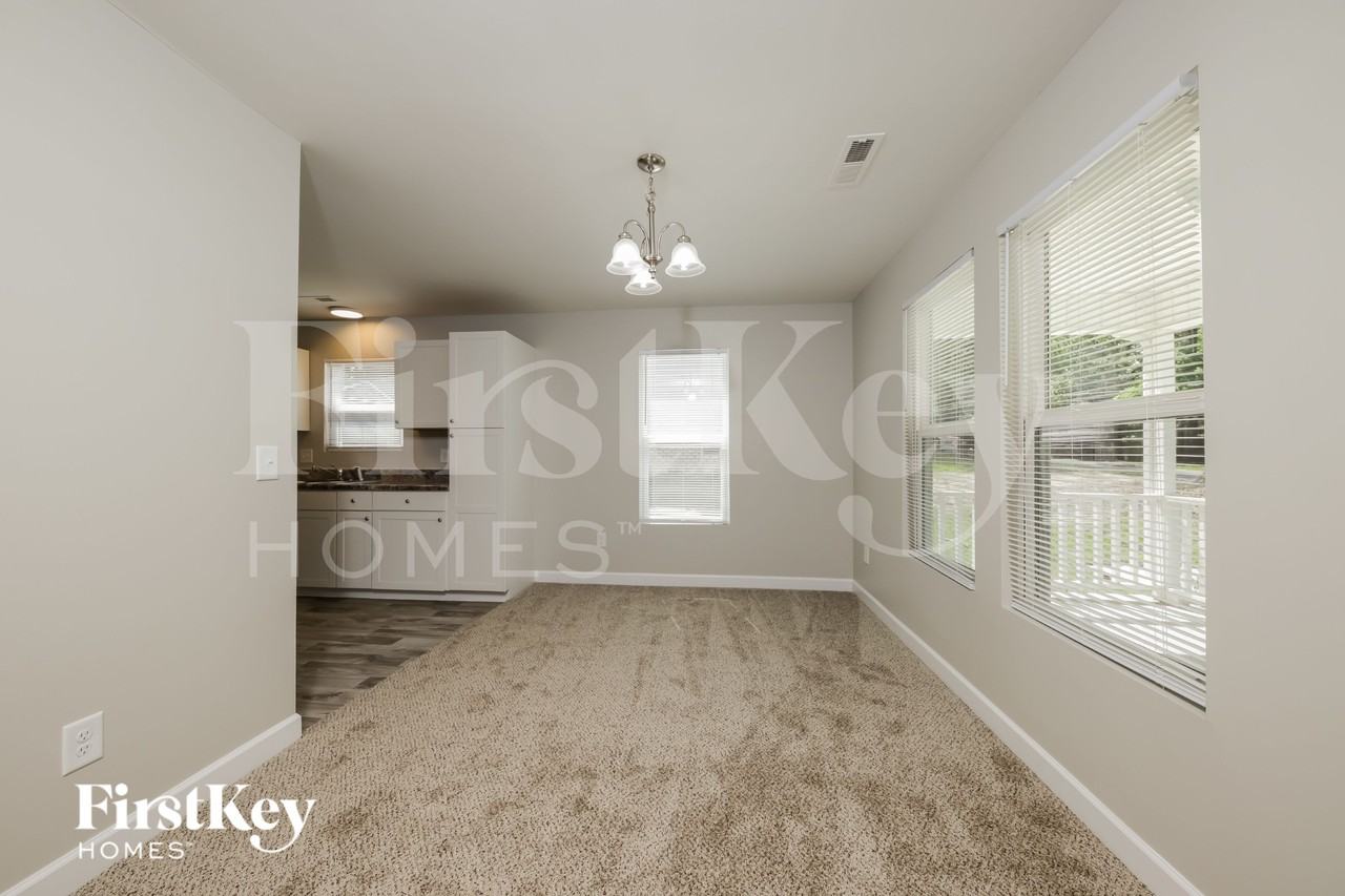 1106 Julian St - Photo 4 of 14