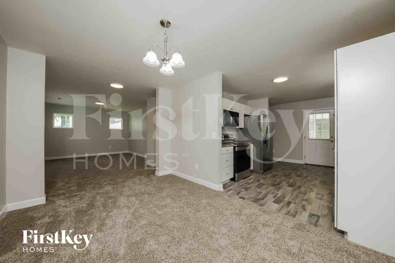 1106 Julian St - Photo 5 of 14