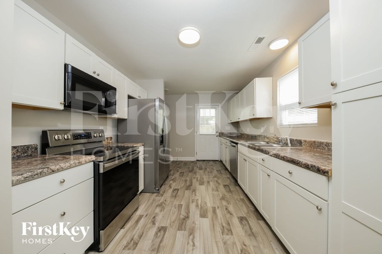 1106 Julian St - Photo 6 of 14