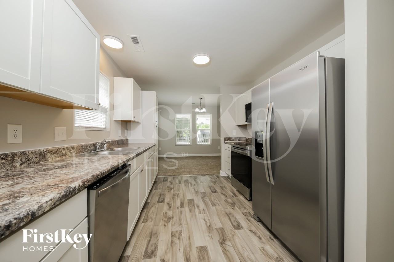 1106 Julian St - Photo 7 of 14