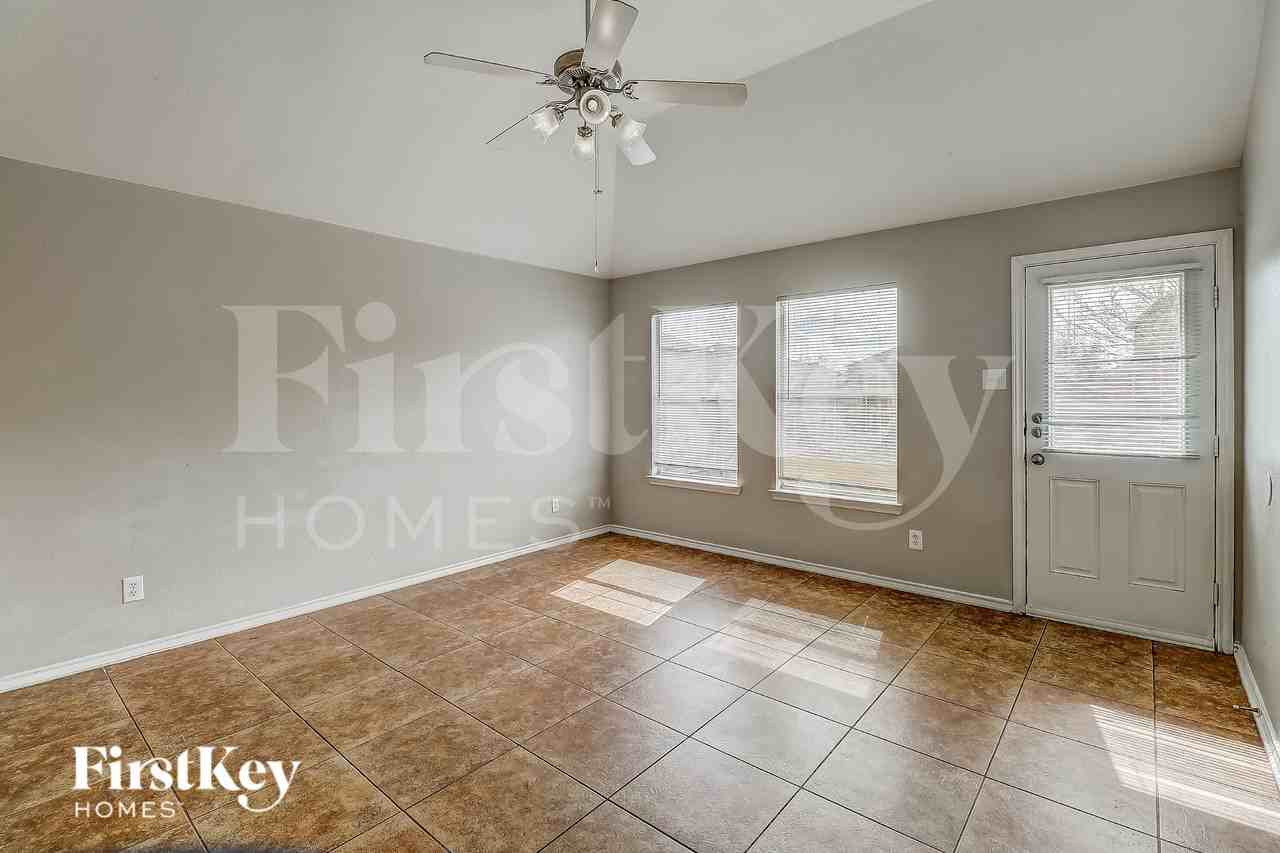 1405 Silver Maple Ln - Photo 3 of 19