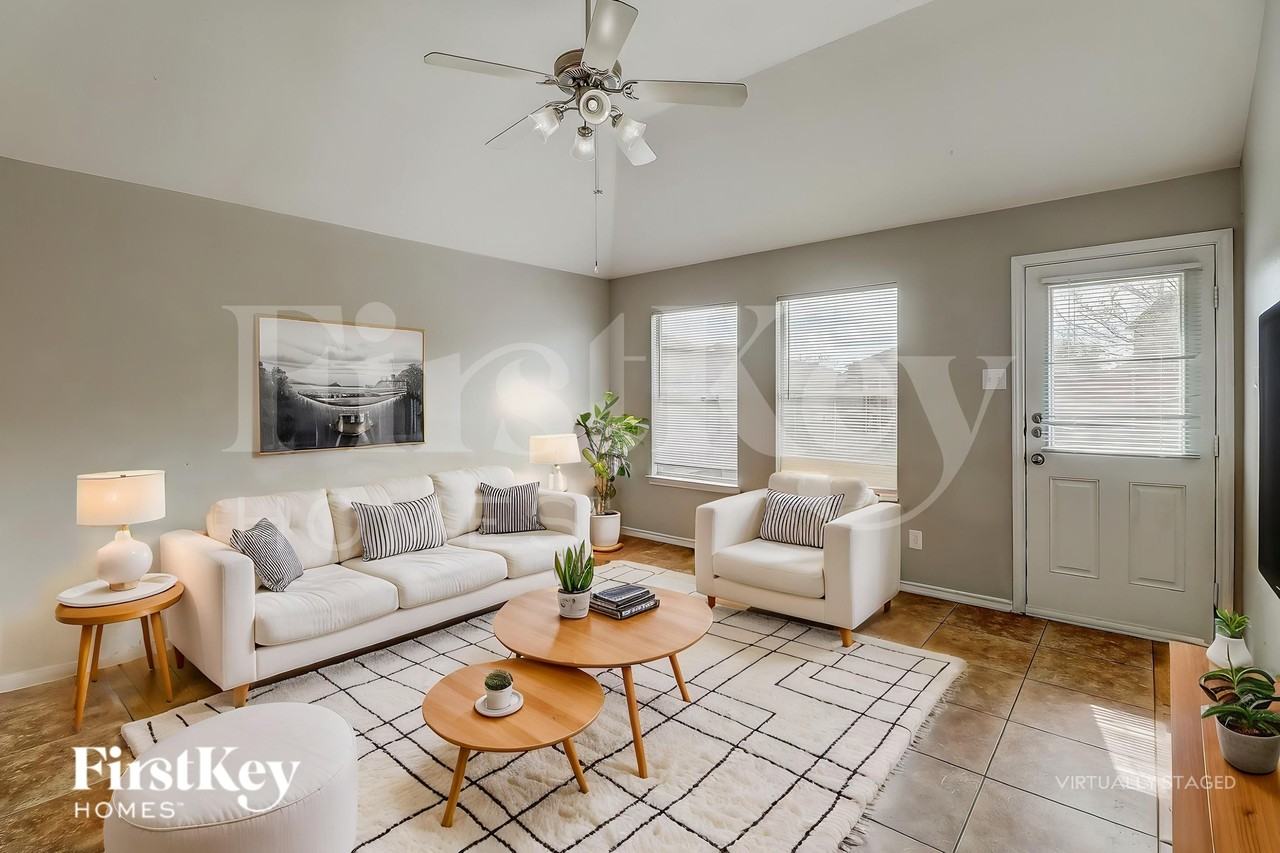 1405 Silver Maple Ln - Photo 4 of 19