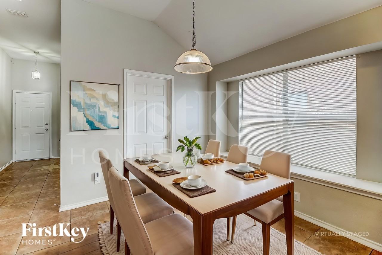 1405 Silver Maple Ln - Photo 7 of 19