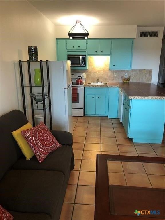 943 Parkview Dr Apt C6 - Photo 3 of 14