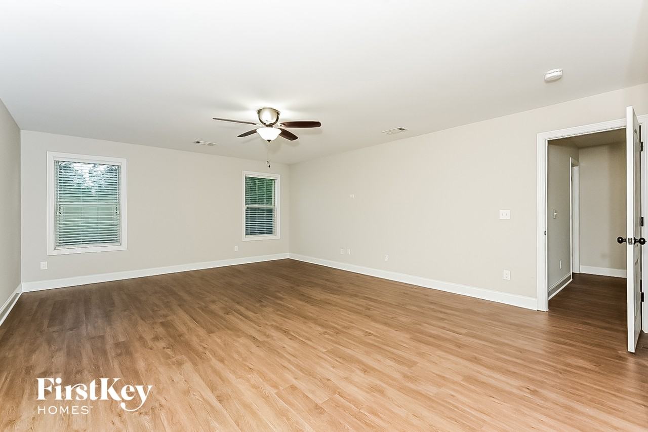 252 Hedgewood Dr - Photo 2 of 15