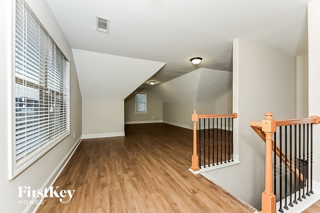 252 Hedgewood Dr - Photo 4 of 15