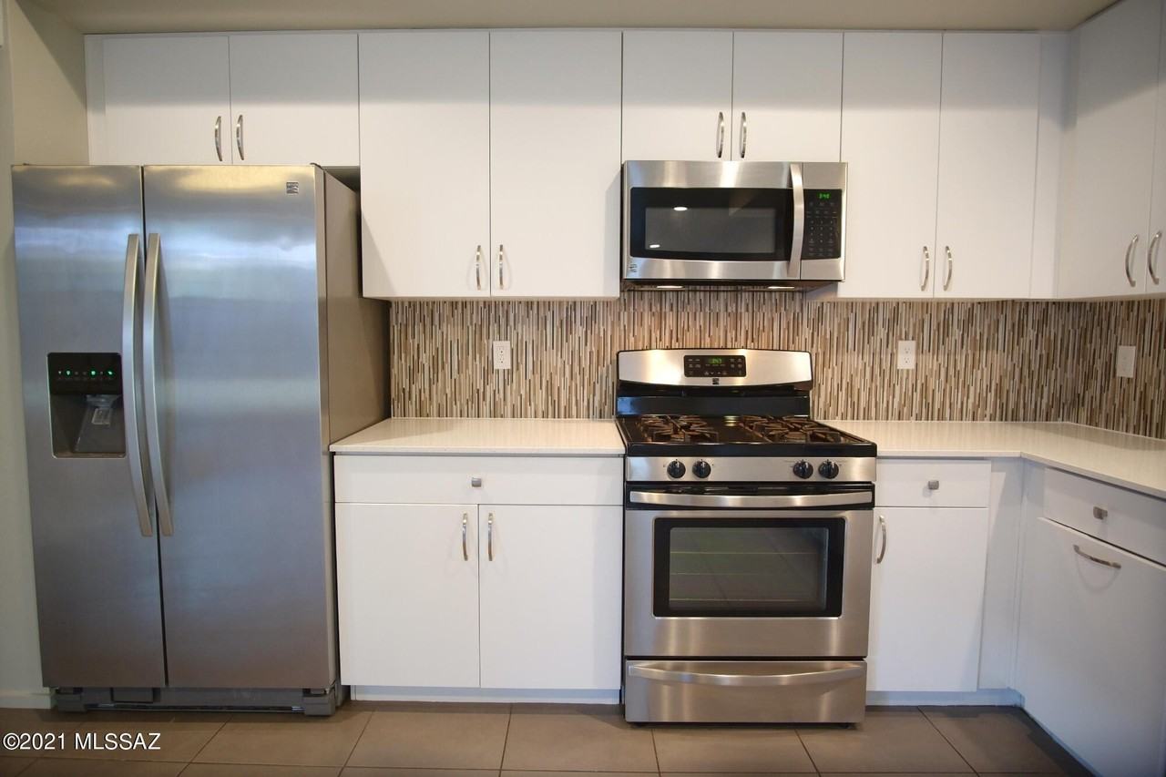 932 E Lustrum Ln - Photo 3 of 27