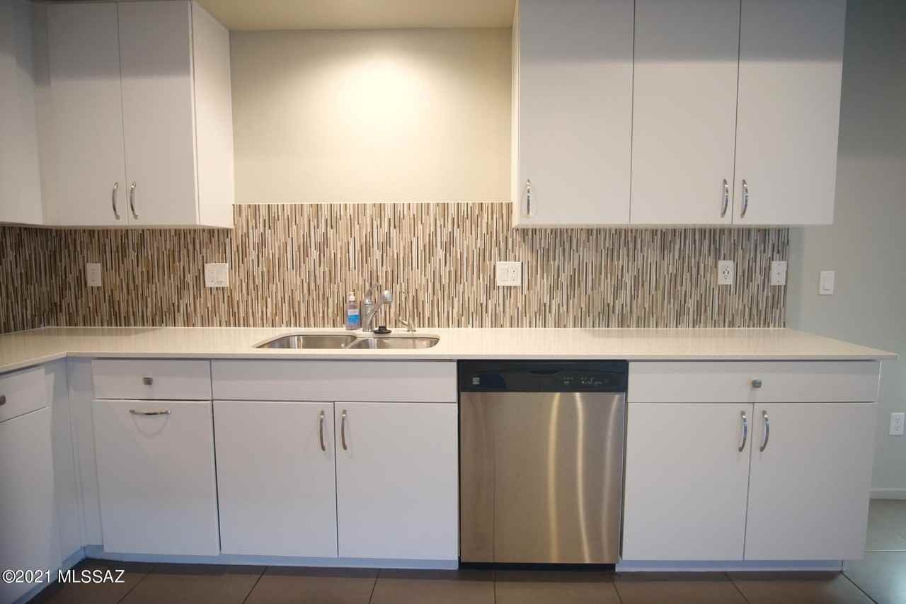 932 E Lustrum Ln - Photo 4 of 27