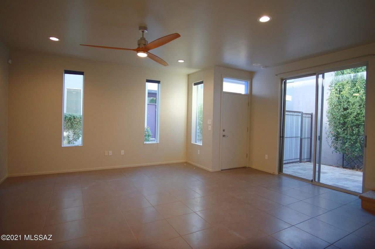 932 E Lustrum Ln - Photo 5 of 27