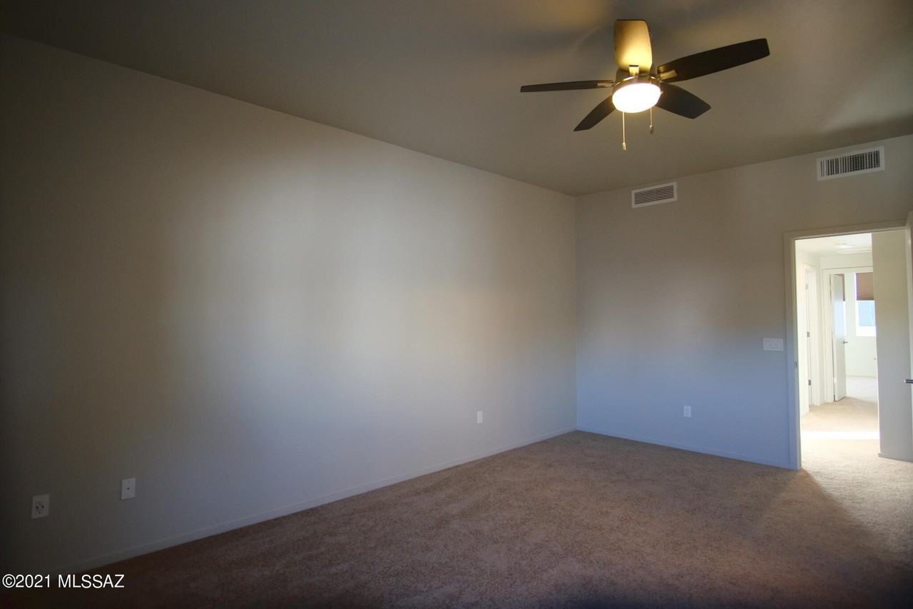 932 E Lustrum Ln - Photo 7 of 27