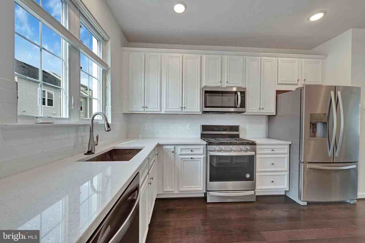 2732 Wessex Cir - Photo 3 of 31