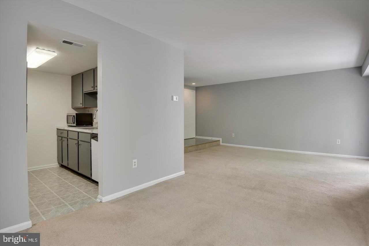 678 Newbridge Ct Unit 4 - Photo 5 of 17