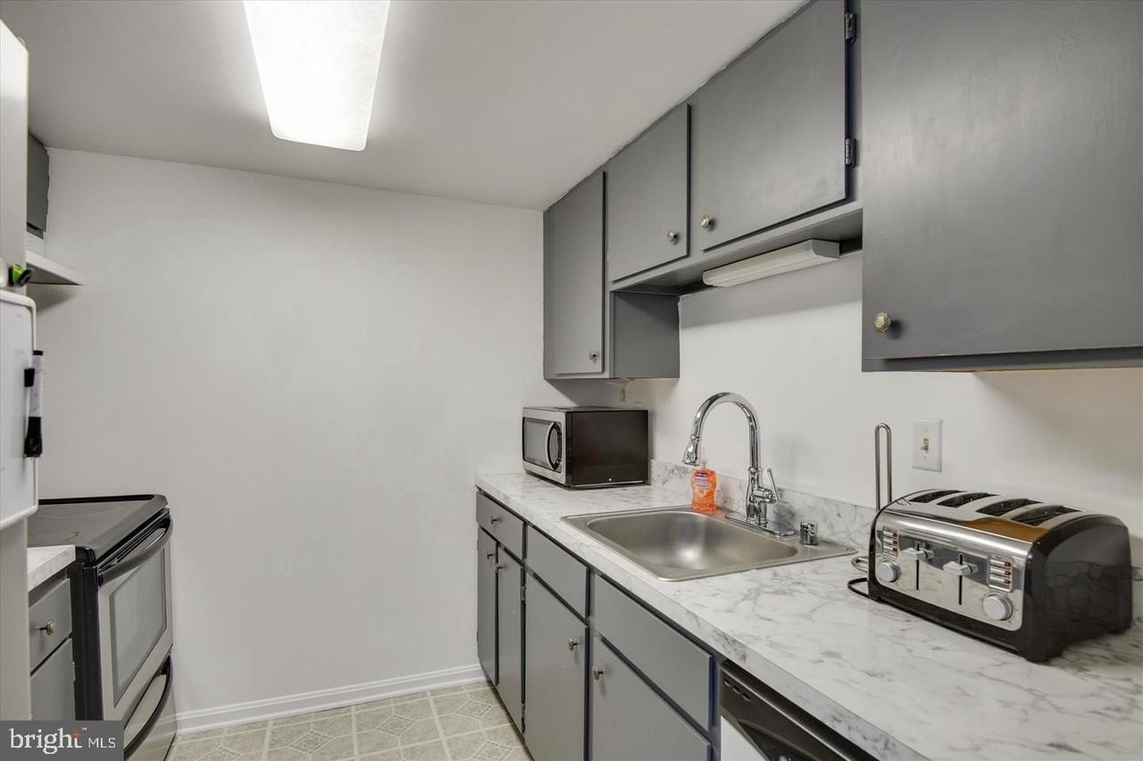 678 Newbridge Ct Unit 4 - Photo 7 of 17