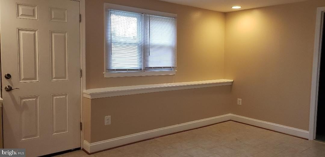 9207 4th St - Photo 6 of 14