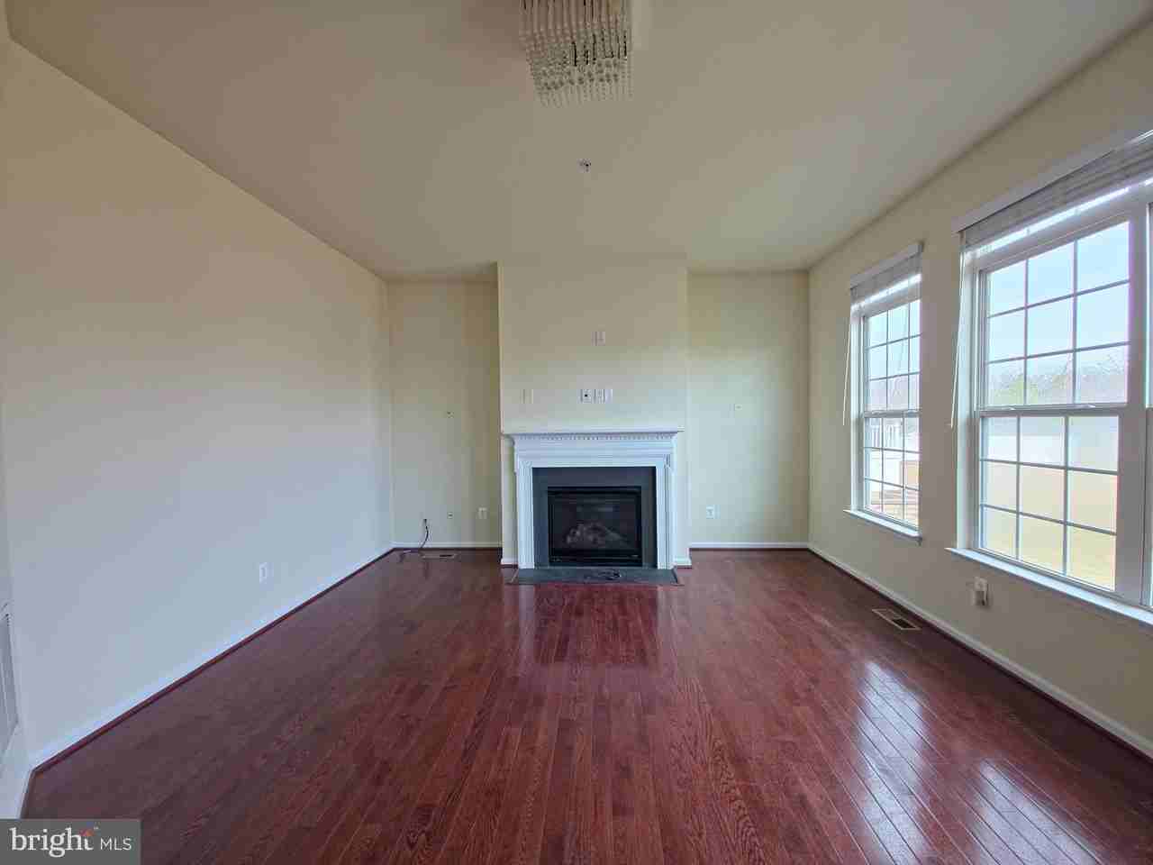 7108 Sudley Ave - Photo 7 of 36