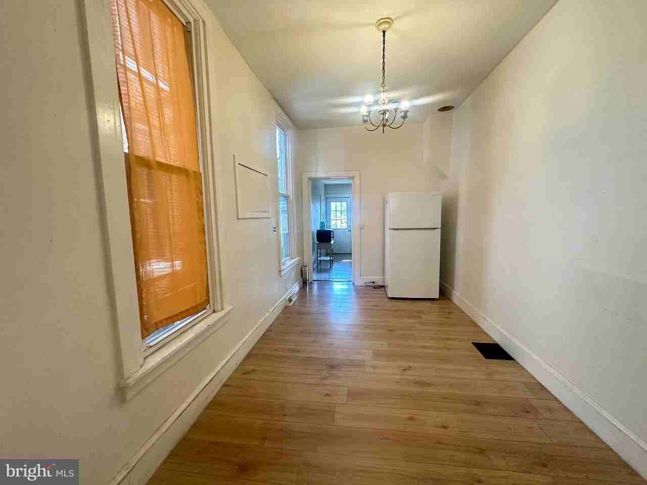 566 N Plum St - Photo 4 of 14