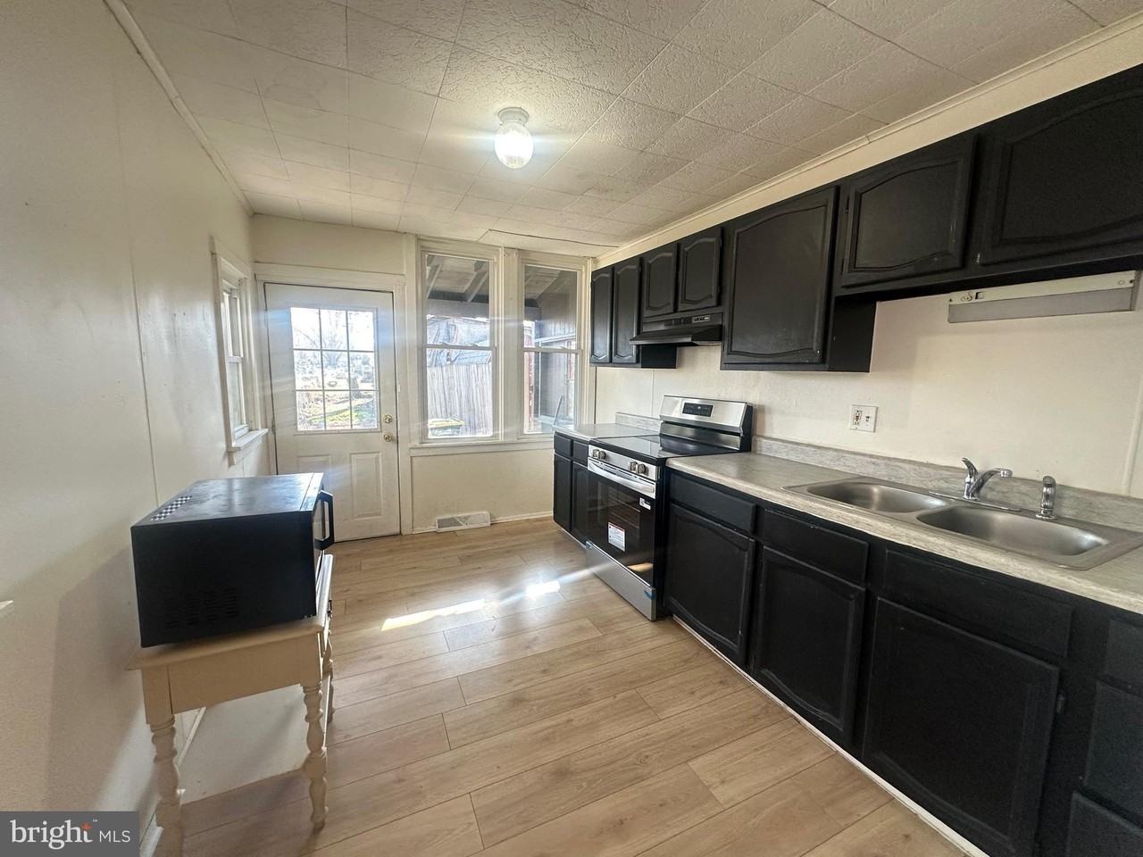 566 N Plum St - Photo 5 of 14