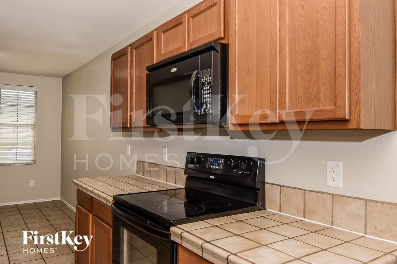 609 Rosemary Dr - Photo 5 of 15