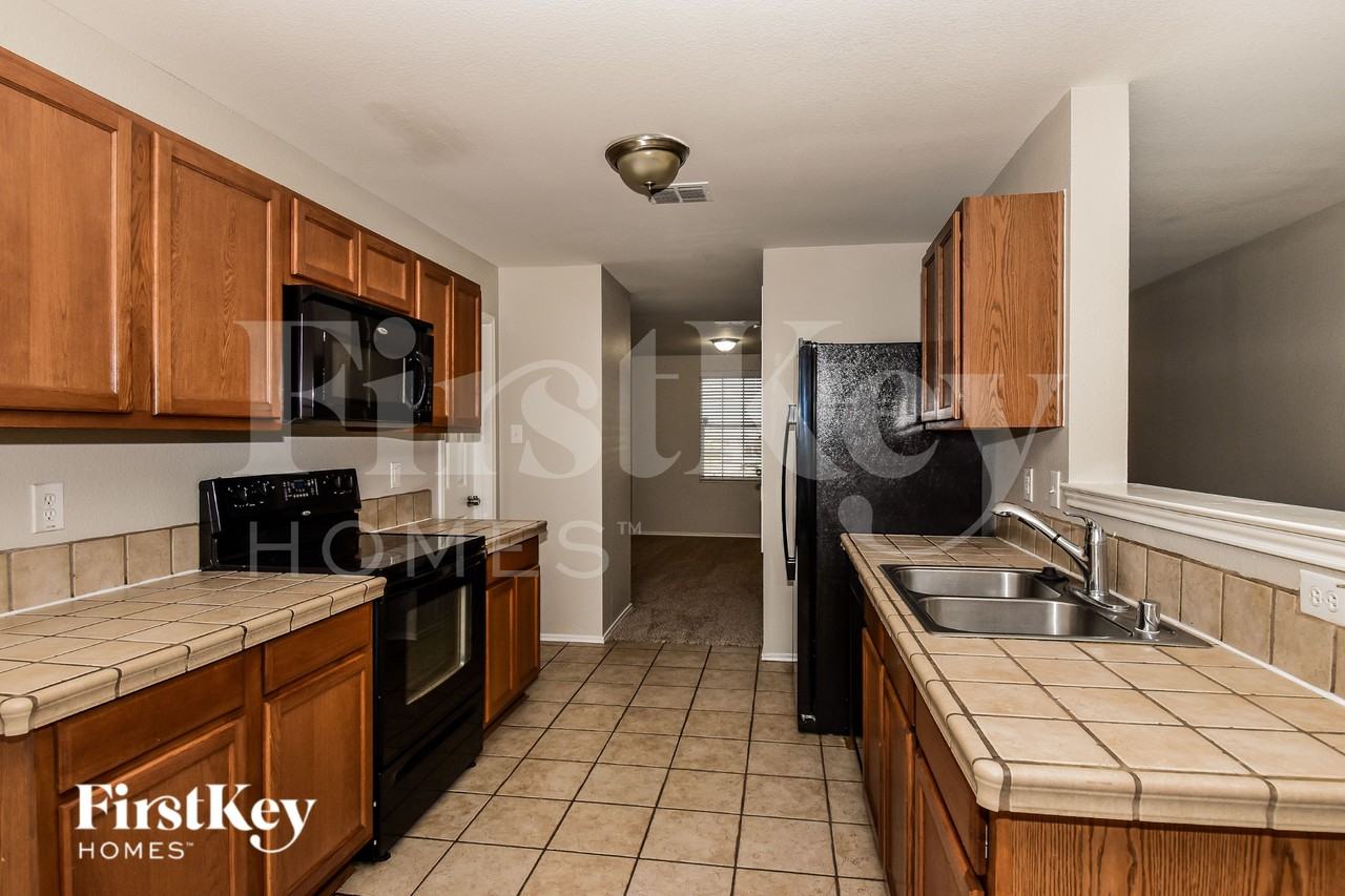 609 Rosemary Dr - Photo 6 of 15