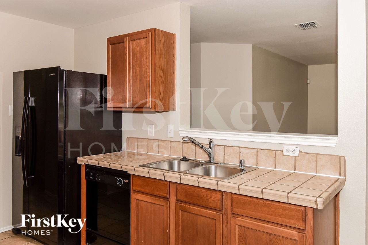 609 Rosemary Dr - Photo 7 of 15