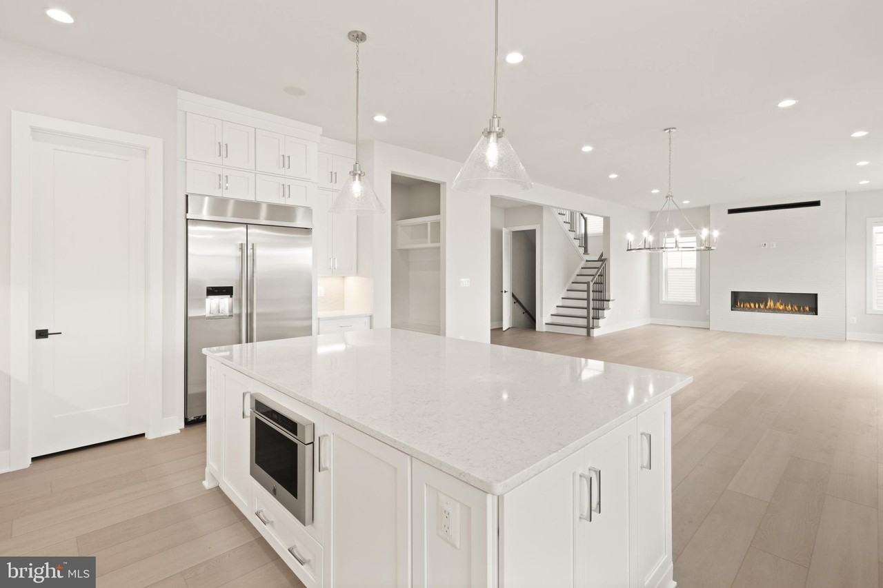 857N N Manchester St - Photo 7 of 39