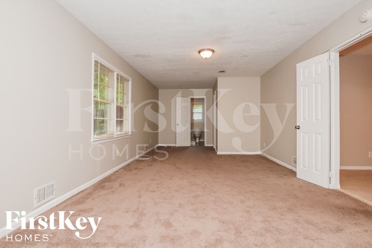 525 Jefferson Ave - Photo 5 of 15