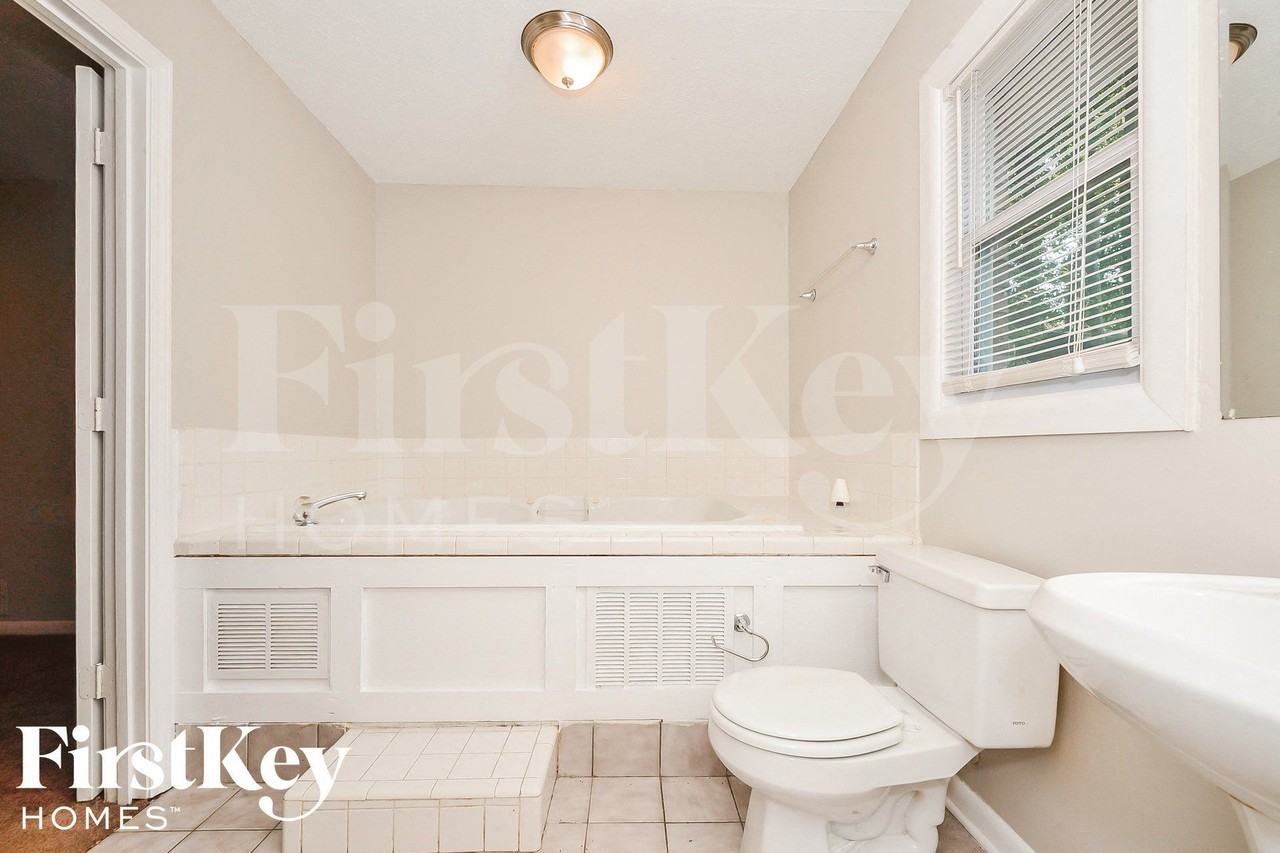 525 Jefferson Ave - Photo 7 of 15