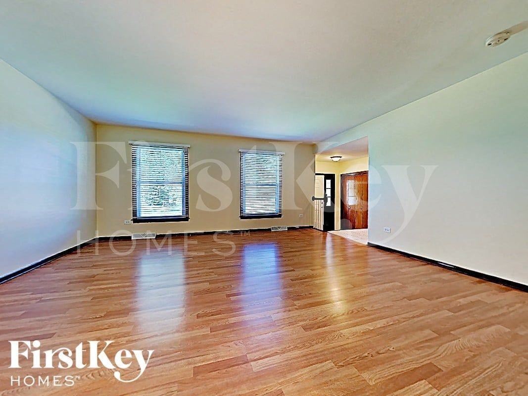 22600 Amy Dr - Photo 3 of 18