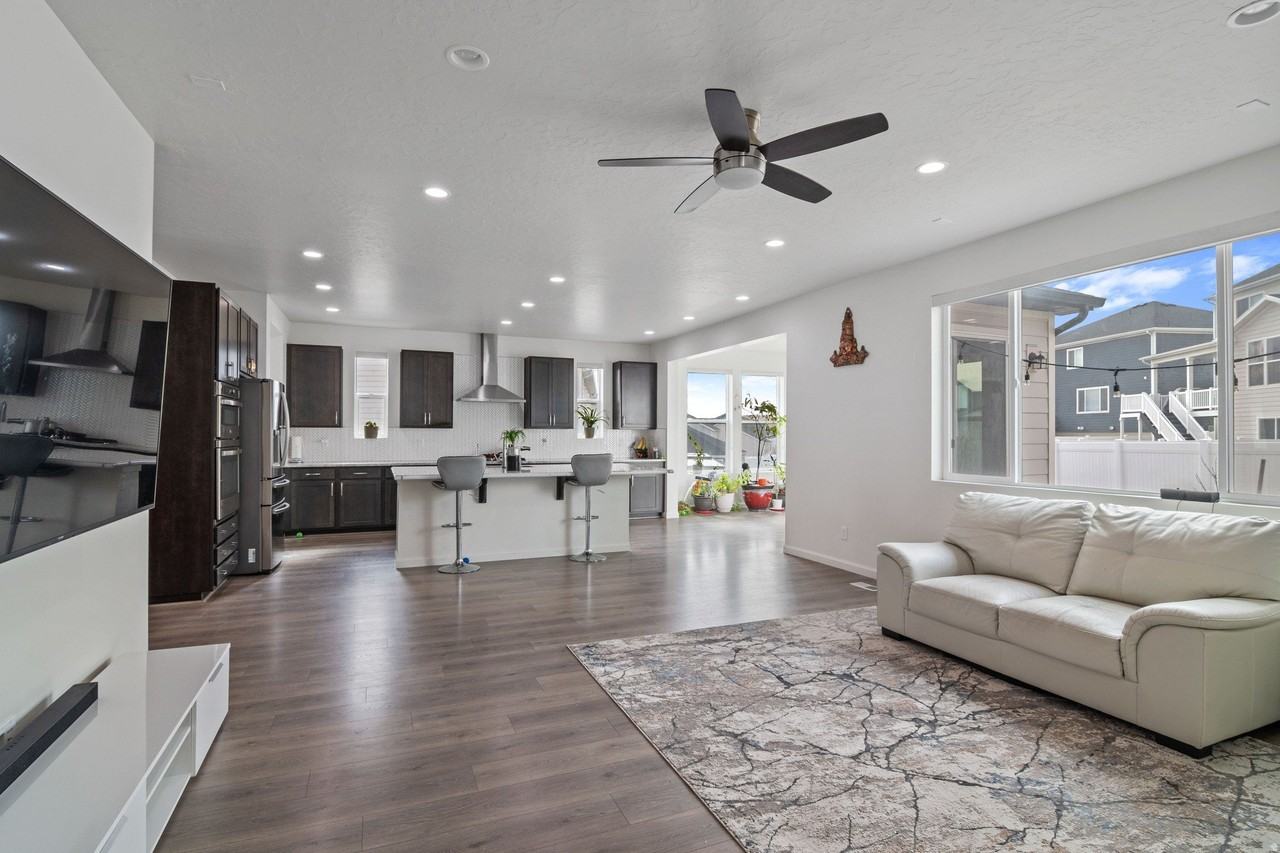 2283 N Elderberry Dr - Photo 3 of 19