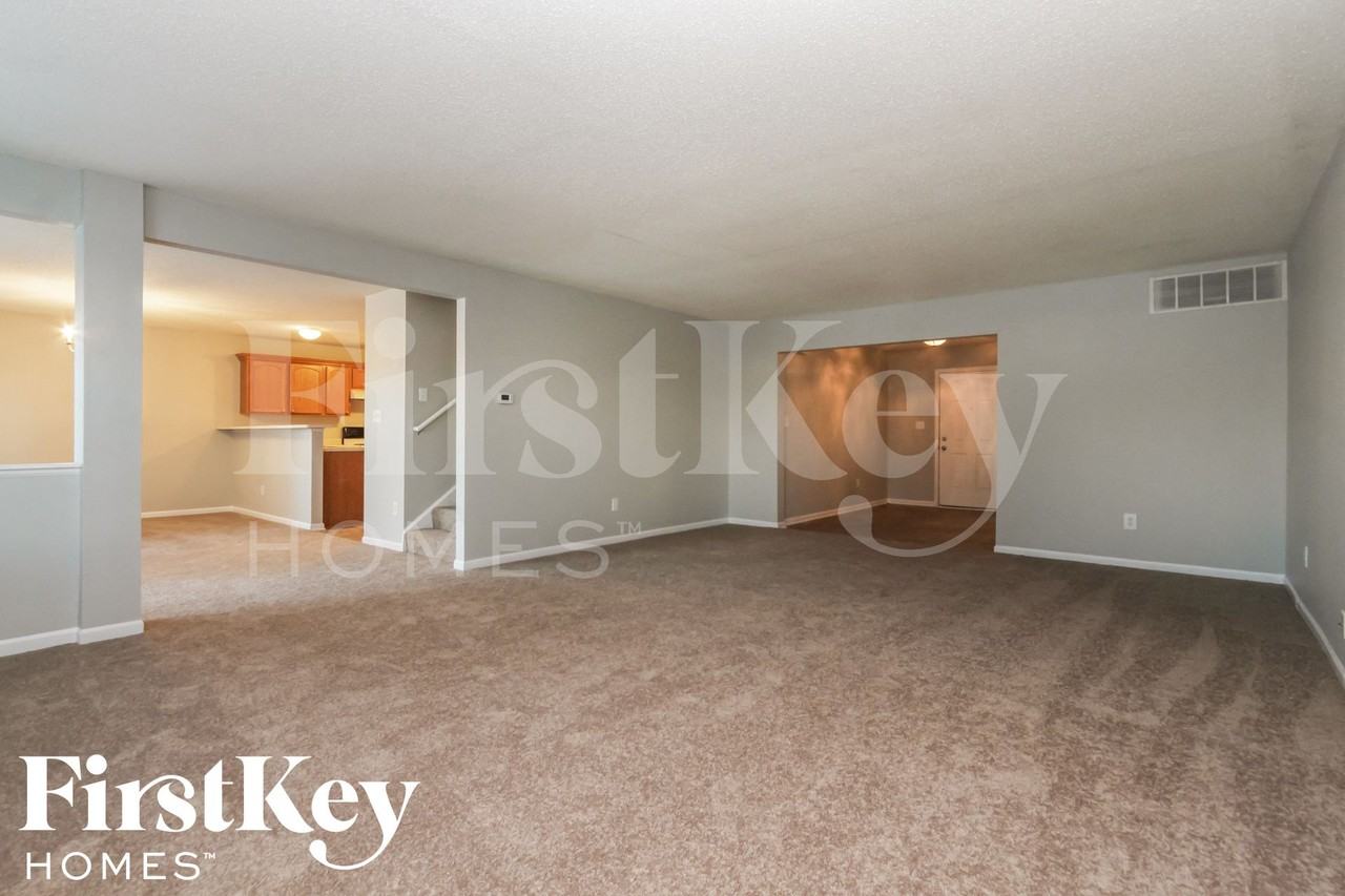 1403 Round Lake Rd - Photo 3 of 15