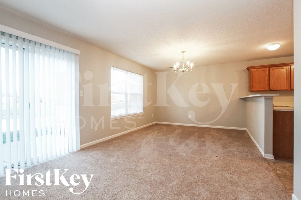 1403 Round Lake Rd - Photo 4 of 15