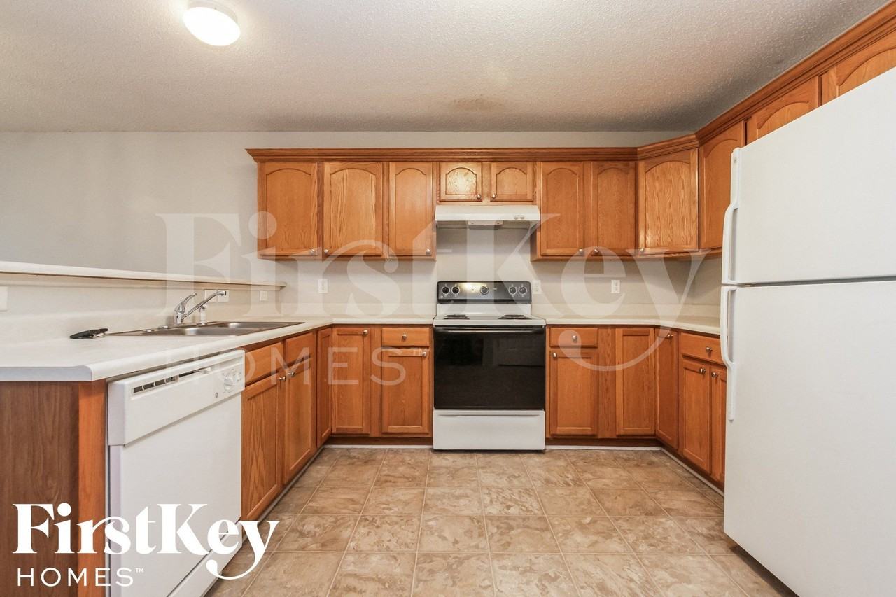 1403 Round Lake Rd - Photo 5 of 15