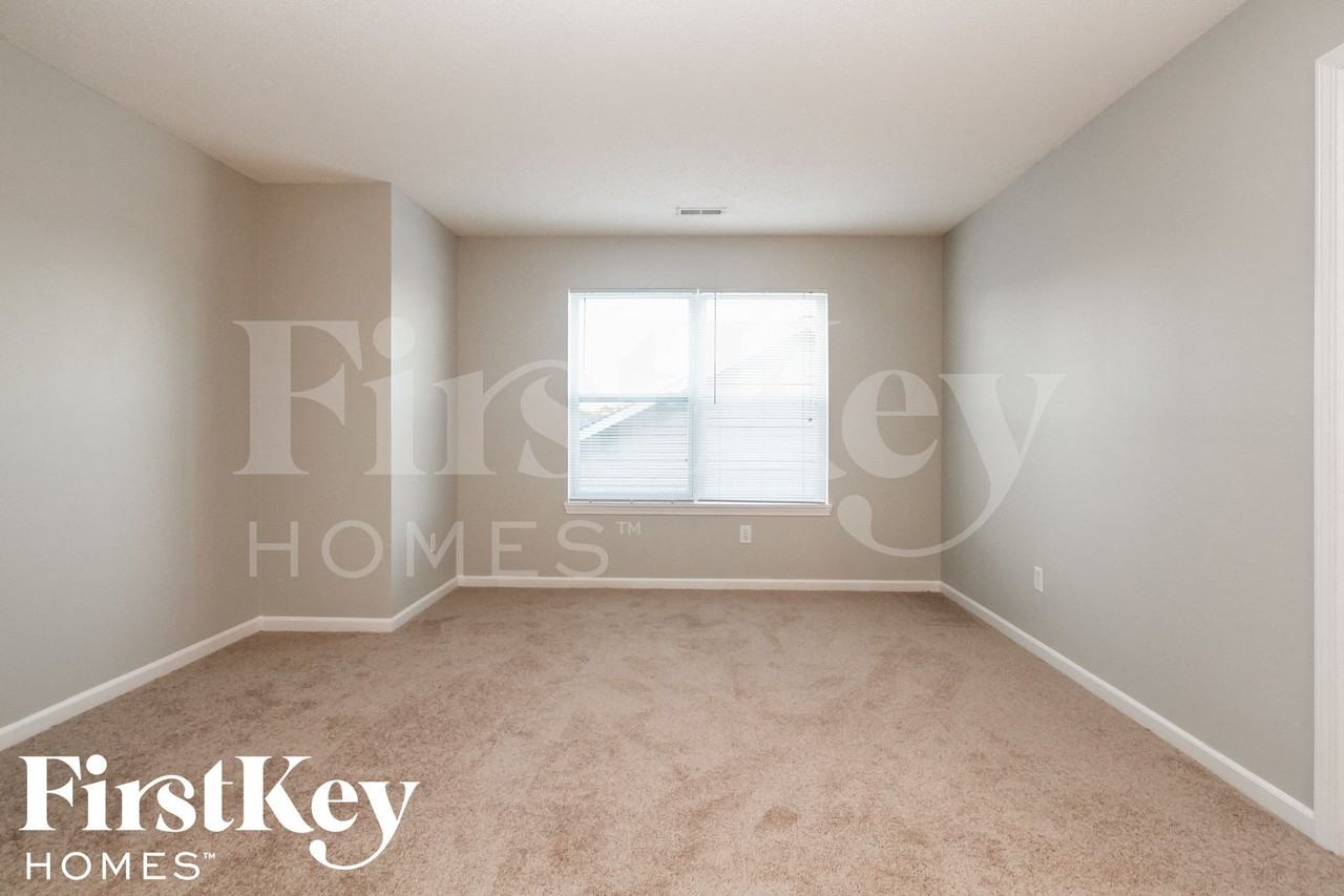 1403 Round Lake Rd - Photo 6 of 15