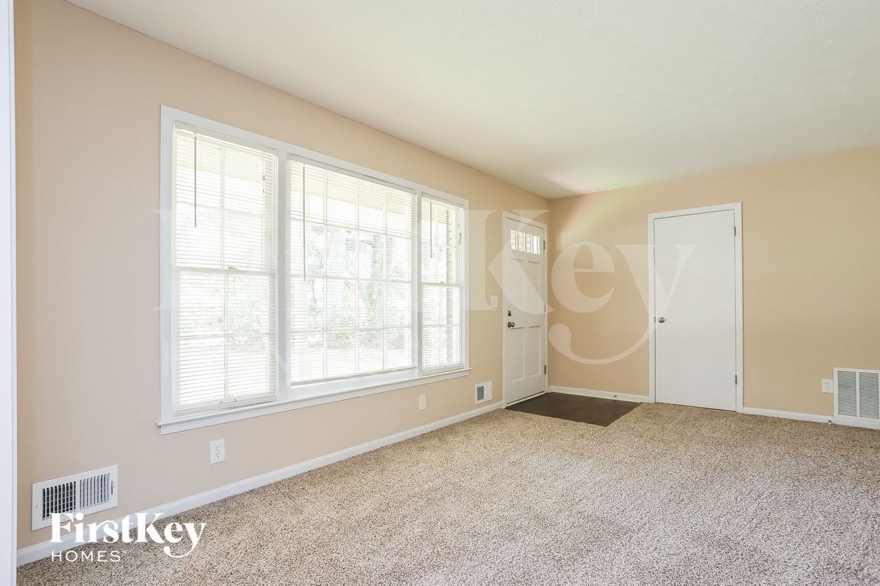 1348 Yates Ave - Photo 2 of 15