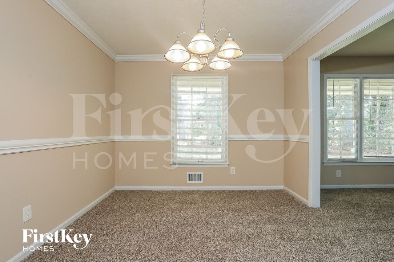 1348 Yates Ave - Photo 4 of 15