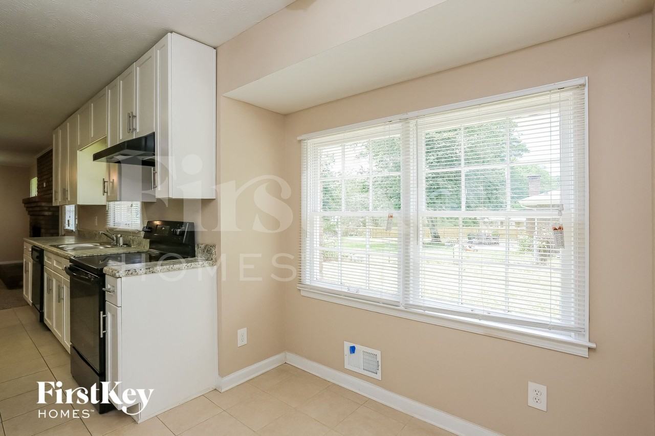 1348 Yates Ave - Photo 5 of 15