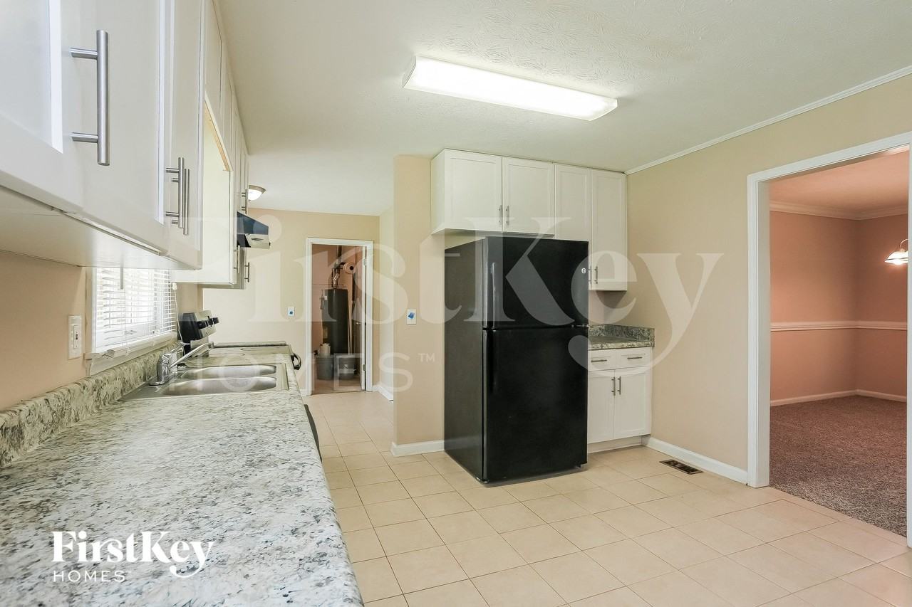 1348 Yates Ave - Photo 6 of 15