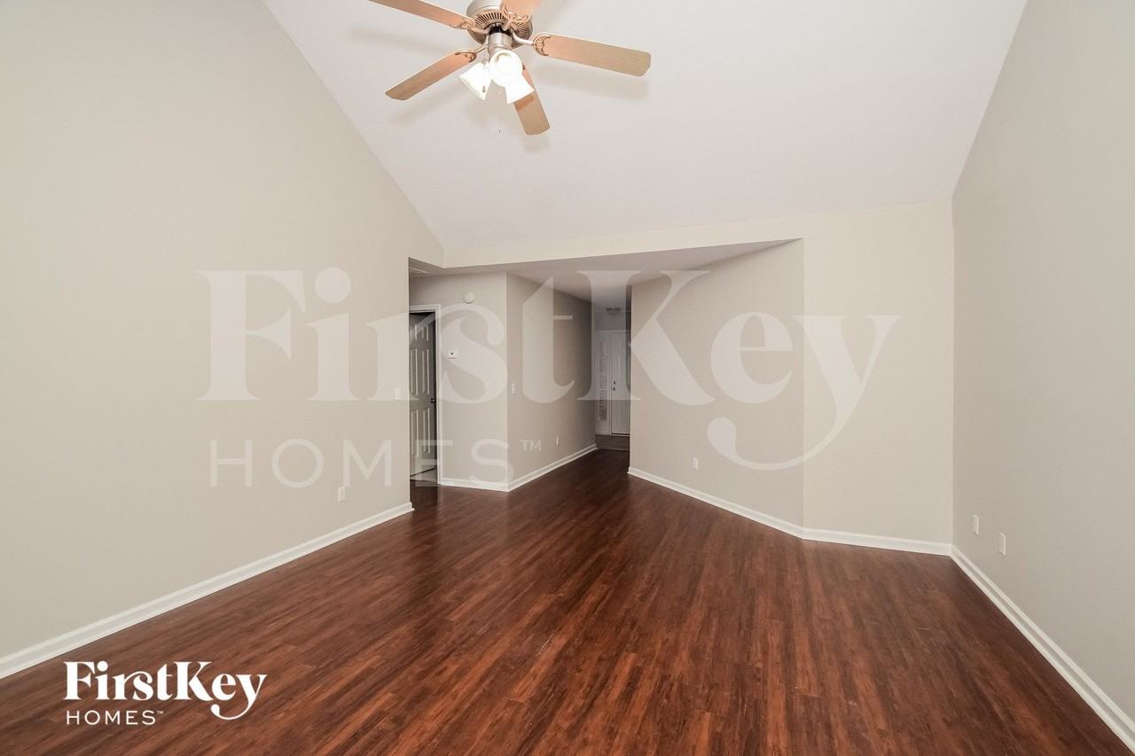 127 Renwick Ln - Photo 3 of 15